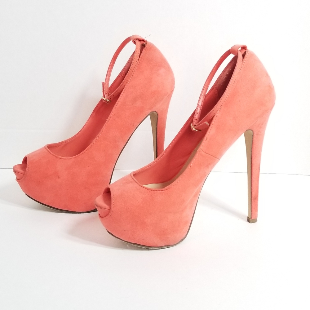 Breckelles size 6.5 Peach Platform Heels